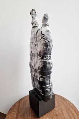 Czarno-biała-rzezba-ceramiczna-figurka-na-komode-artystyczna