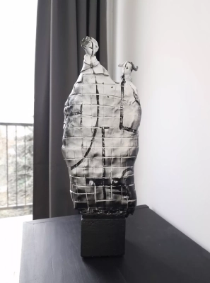Rzezba-galeria-internetowa-nowoczesna-rzezba-abstrakcyjna-z-gliny-figurka-czarno-biała