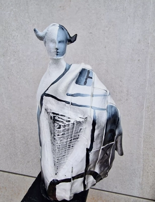 rzezba-abstrakcyjna-ceramika-mloda-sztuka-aukcja-rzezby-z-gliny-ceramika