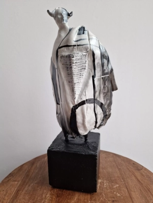 rzezba-ceramiczna-mloda-sztuka-aukcja-rzezby-z-gliny-ceramika