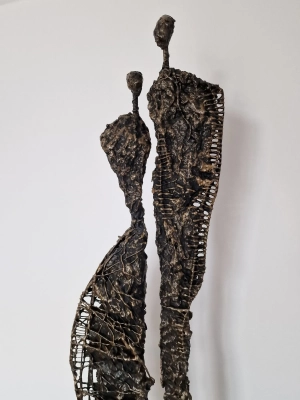 Nowoczesna-Rzezba-z-Surowych-Materialow-Metal-Glina-Beton