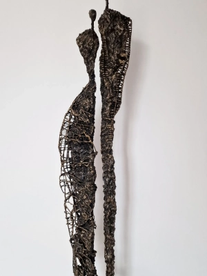 Nowoczesna-Rzezba-z-Surowych-Materialow-Metal-Glina-Beton