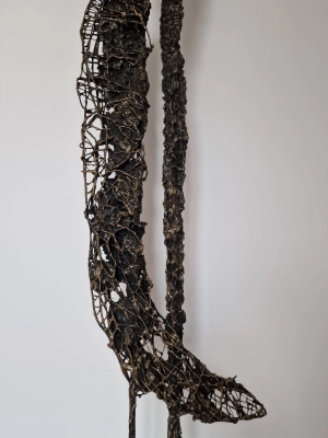 Nowoczesna-Rzezba-z-Surowych-Materialow-Metal-Glina-Beton