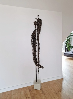 Nowoczesna-Rzezba-z-Surowych-Materialow-Metal-Glina-Beton