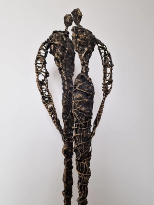 Rzezba-Abstrakcyjna-z-Metalu-i-Gliny-Nowoczesny-Akcent-w-Dekor