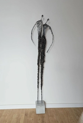 duza-rzezba-ze-stali-i-gliny-nowoczesny-akcent-artystyczny-do-twojego-domu