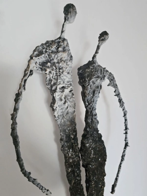 duza-rzezba-ze-stali-i-gliny-nowoczesny-akcent-artystyczny-do-twojego-domu