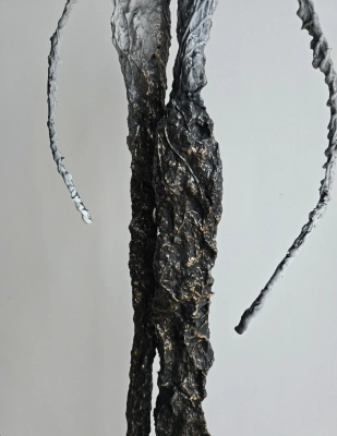 duza-rzezba-ze-stali-i-gliny-nowoczesny-akcent-artystyczny-do-twojego-domu