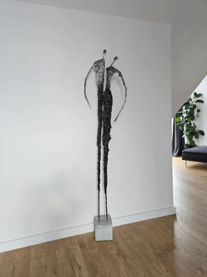 duza-rzezba-ze-stali-i-gliny-nowoczesny-akcent-artystyczny-do-twojego-domu