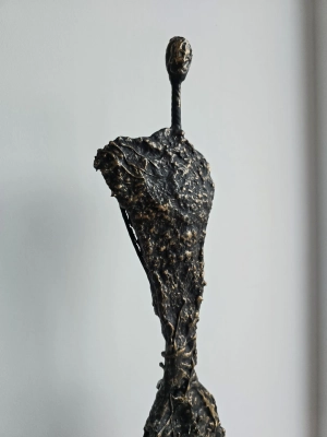 nowoczesna-i-wysoka-rzezba-artystyczna-elegancka-ozdoba-z-stali-i-gliny-do-domu