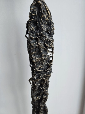 nowoczesna-i-wysoka-rzezba-artystyczna-elegancka-ozdoba-z-stali-i-gliny-do-domu