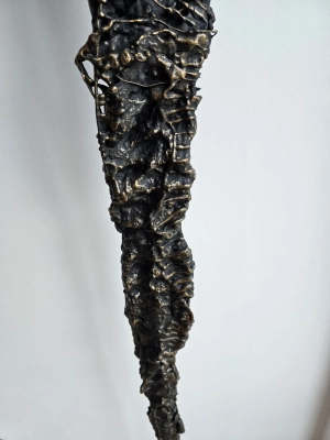 nowoczesna-i-wysoka-rzezba-artystyczna-elegancka-ozdoba-z-stali-i-gliny-do-domu