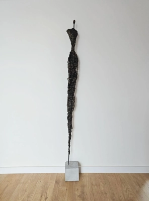 nowoczesna-i-wysoka-rzezba-artystyczna-elegancka-ozdoba-z-stali-i-gliny-do-domu