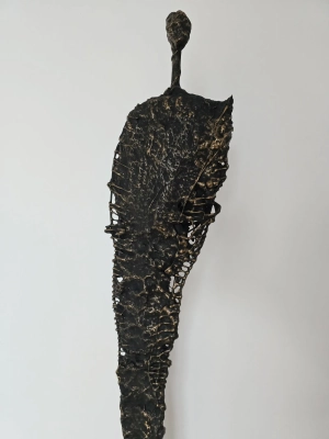 artystyczna-i-elegancka-rzezba-ze-stali-i-gliny-duza-dekoracja-nowoczesnego-domu