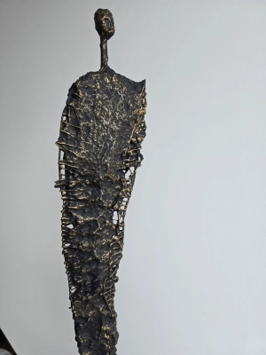 artystyczna-i-elegancka-rzezba-ze-stali-i-gliny-duza-dekoracja-nowoczesnego-domu