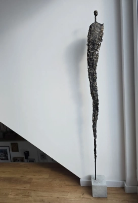 artystyczna-i-elegancka-rzezba-ze-stali-i-gliny-duza-dekoracja-nowoczesnego-domu