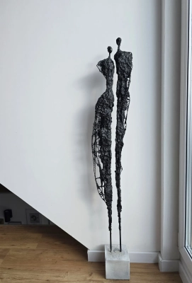 wysoka-rzezba-ze-stali-i-gliny-nowoczesne-i-eleganckie-uzupelnienie-twojego-wnetrza