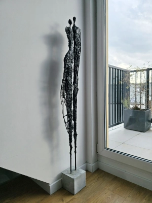 wysoka-rzezba-ze-stali-i-gliny-nowoczesne-i-eleganckie-uzupelnienie-twojego-wnetrza