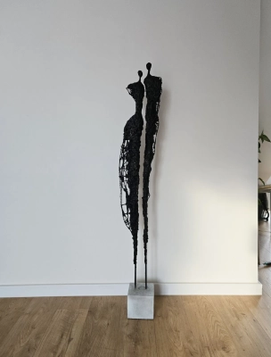 wysoka-rzezba-ze-stali-i-gliny-nowoczesne-i-eleganckie-uzupelnienie-twojego-wnetrza