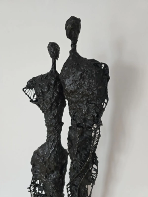 wysoka-rzezba-ze-stali-i-gliny-nowoczesne-i-eleganckie-uzupelnienie-twojego-wnetrza