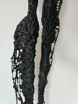 wysoka-rzezba-ze-stali-i-gliny-nowoczesne-i-eleganckie-uzupelnienie-twojego-wnetrza