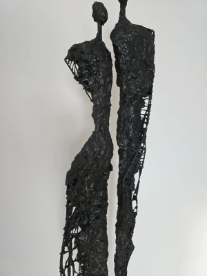 wysoka-rzezba-ze-stali-i-gliny-nowoczesne-i-eleganckie-uzupelnienie-twojego-wnetrza