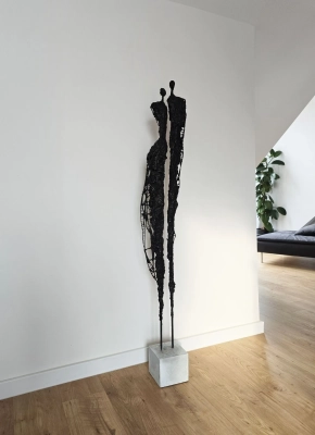 wysoka-rzezba-ze-stali-i-gliny-nowoczesne-i-eleganckie-uzupelnienie-twojego-wnetrza