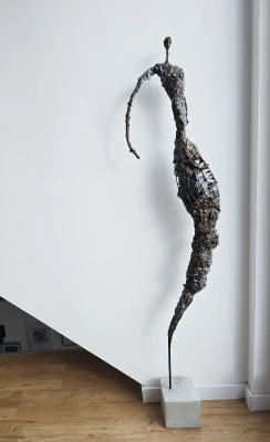 rzezby-artystyczne-do-domu-unikalna-kolekcja-eleganckich-i-wysokich-rzezb-ze-stali-i-gliny