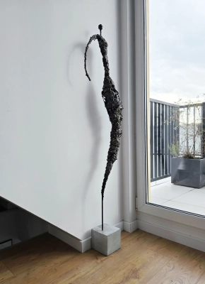 rzezby-artystyczne-do-domu-unikalna-kolekcja-eleganckich-i-wysokich-rzezb-ze-stali-i-gliny