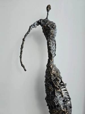 rzezby-artystyczne-do-domu-unikalna-kolekcja-eleganckich-i-wysokich-rzezb-ze-stali-i-gliny