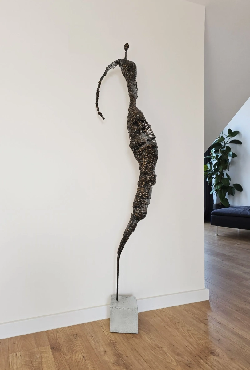 rzezby-artystyczne-do-domu-unikalna-kolekcja-eleganckich-i-wysokich-rzezb-ze-stali-i-gliny