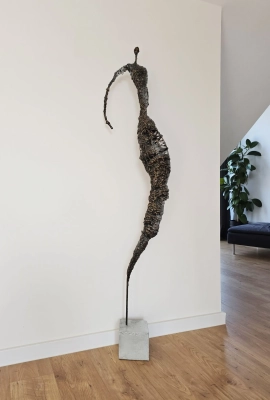 rzezby-artystyczne-do-domu-unikalna-kolekcja-eleganckich-i-wysokich-rzezb-ze-stali-i-gliny