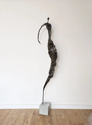 rzezby-artystyczne-do-domu-unikalna-kolekcja-eleganckich-i-wysokich-rzezb-ze-stali-i-gliny