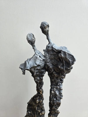 unikalna-mala-rzezba-artystyczna-nowoczesna-elegancja-do-twojego-gabinetu-i-domu