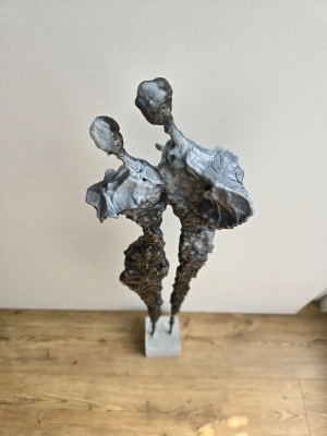 unikalna-mala-rzezba-artystyczna-nowoczesna-elegancja-do-twojego-gabinetu-i-domu