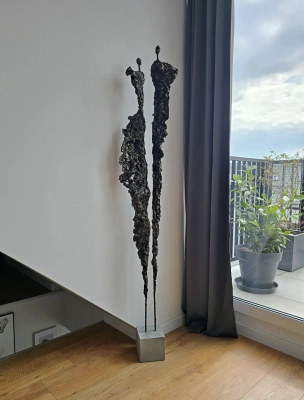 elegancka-rzezba-artystyczna-z-stali-i-gliny-postac-nowoczesna