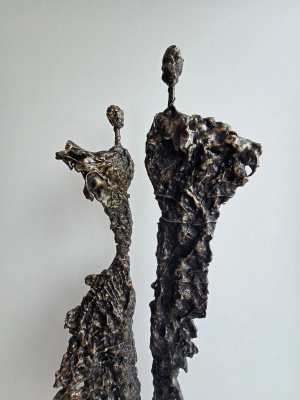 elegancka-rzezba-artystyczna-z-stali-i-gliny-postac-nowoczesna