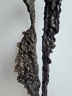 elegancka-rzezba-artystyczna-z-stali-i-gliny-postac-nowoczesna