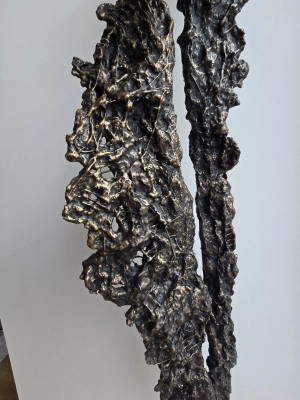 elegancka-rzezba-artystyczna-z-stali-i-gliny-postac-nowoczesna