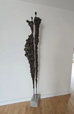 elegancka-rzezba-artystyczna-z-stali-i-gliny-postac-nowoczesna