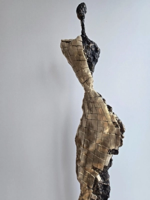 nowoczesna-wysoka-rzezba-artystyczna-postac-sylwetka-kobiety