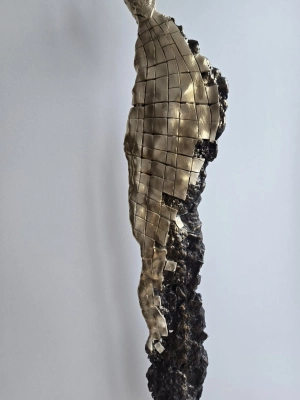 nowoczesna-wysoka-rzezba-artystyczna-postac-sylwetka-kobiety