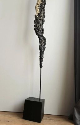 nowoczesna-wysoka-rzezba-artystyczna-postac-sylwetka-kobiety