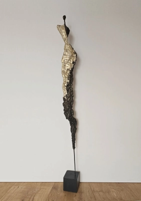 nowoczesna-wysoka-rzezba-artystyczna-postac-sylwetka-kobiety