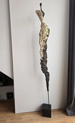 nowoczesna-wysoka-rzezba-artystyczna-postac-sylwetka-kobiety