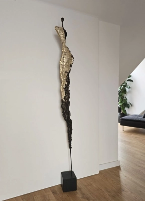 nowoczesna-wysoka-rzezba-artystyczna-postac-sylwetka-kobiety