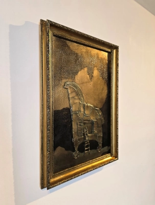 Obraz-w-zlotej-ramie-trojan-plaskorzezba-kon-mloda-sztuka-obraz-do-gabinetu