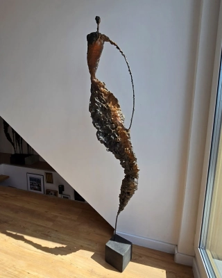 rzezba-nowoczesna-duza-rzezba-do-domu-salonu-kobieta-muza