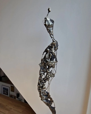 rzezba-nowoczesna-duza-rzezba-do-domu-salonu-wysoka