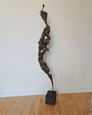 rzezba-nowoczesna-duza-rzezba-do-domu-salonu-wysoka